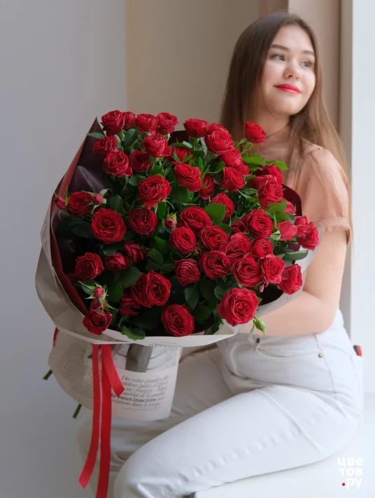 Букет красных кустовых пионовидных роз