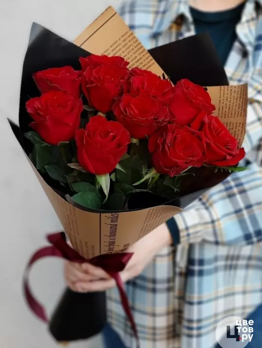 Букет 11 красных роз в стильный упаковке